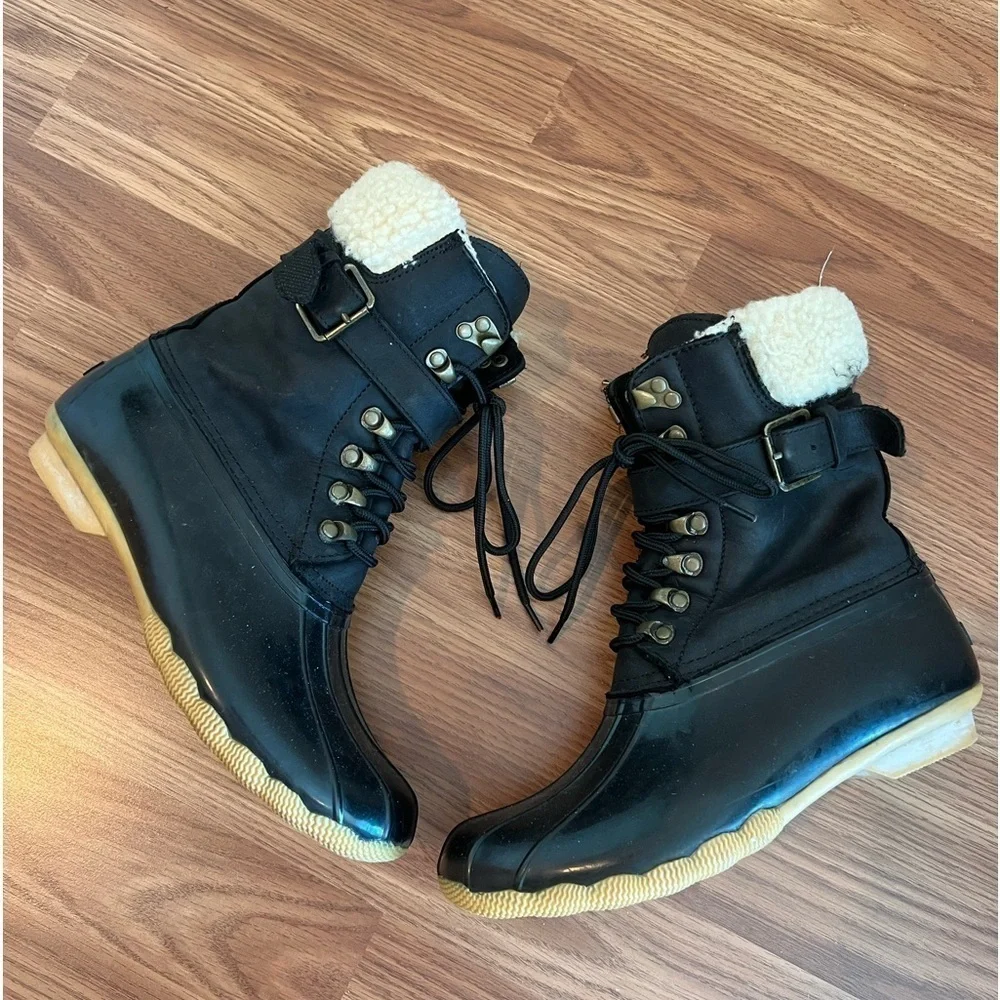 Sperry Top-Sider Black Boots with Cream Fur Lining